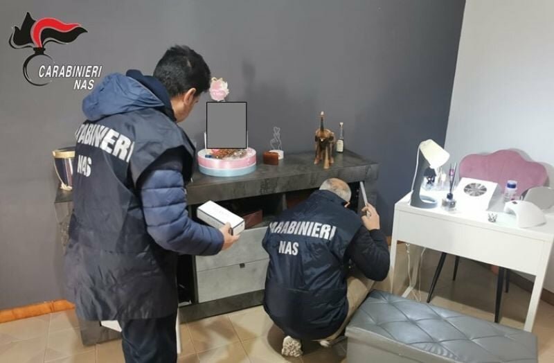 Inietta filler nelle labbra, ma non &egrave; un medico