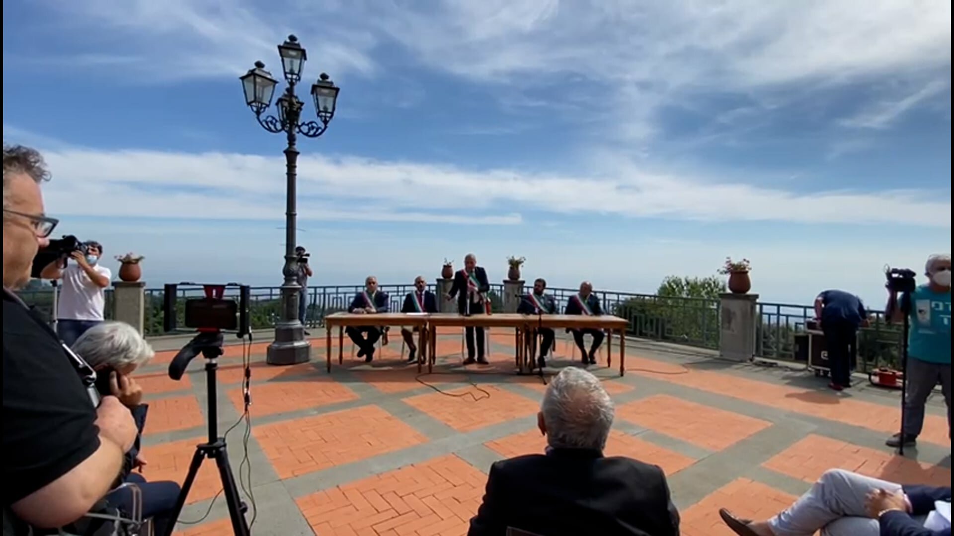 I sindaci si sfilano la fascia