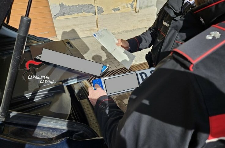 Auto sospette e documenti contraffatti: beccato