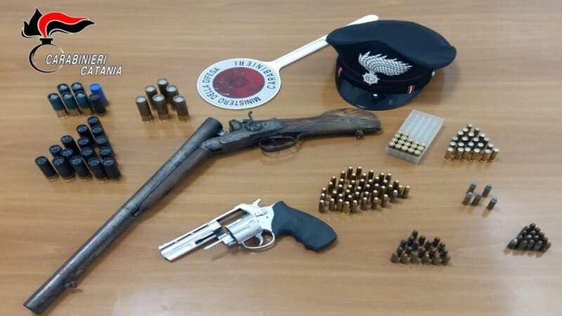 Armi tra gli addobbi di Natale