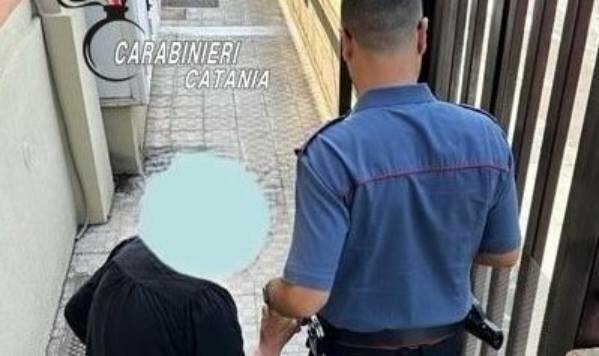 Catanese violento con la madre: lei lo difende, lui la usa come scudo