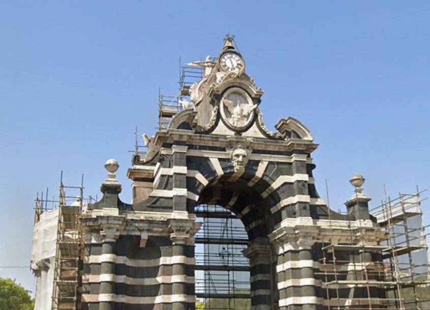 Raffica di proiettili contro la vetrina al Fortino