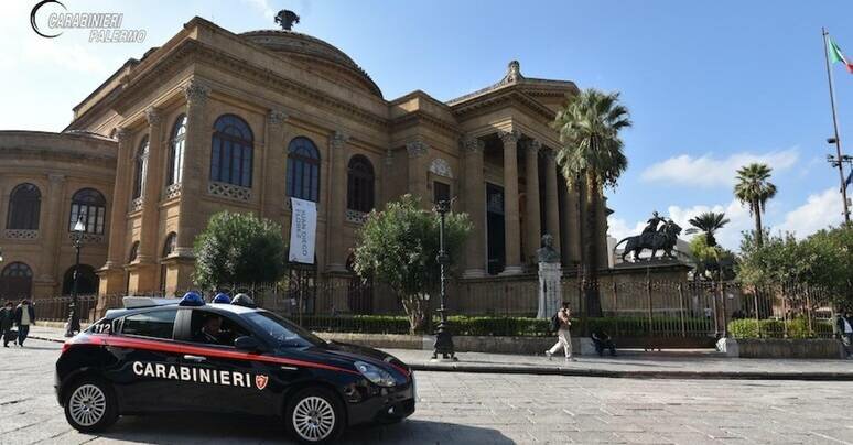 Rissa a colpi di caschi e coltellate: arrestato 17enne
