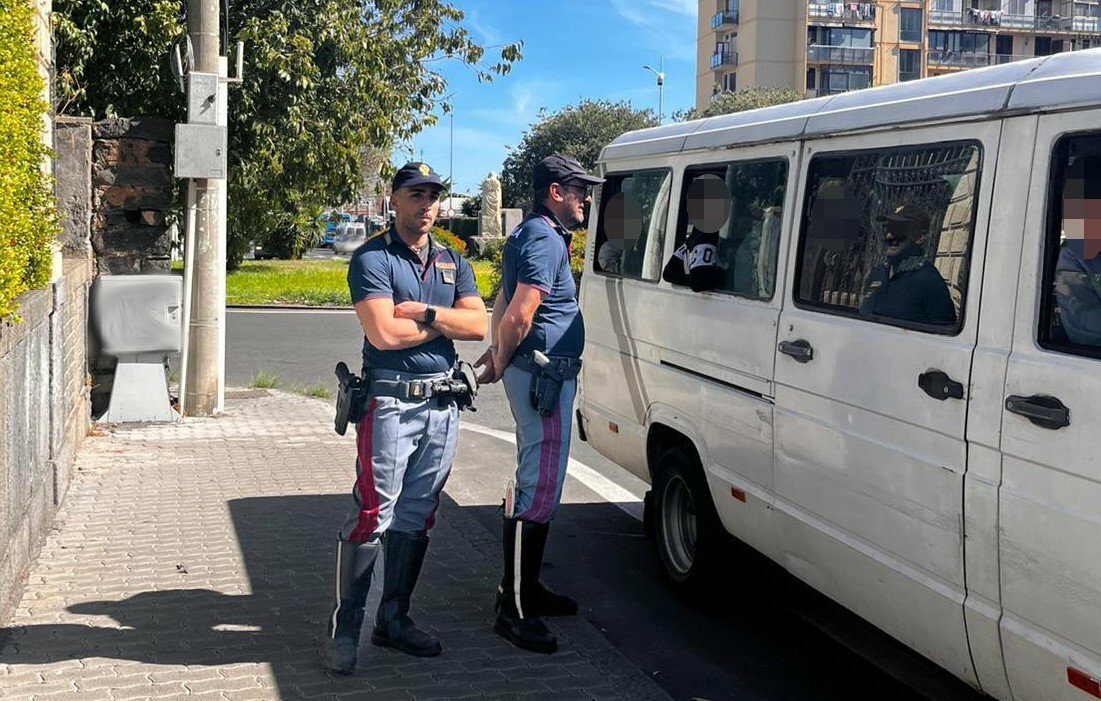 Vecchi furgoni come scuolabus: denunciati pensionati catanesi