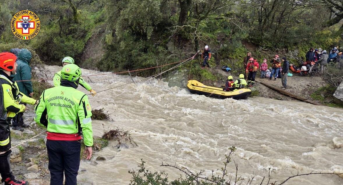 Bloccati sulla sponda del torrente: soccorso estremo per 32 turisti