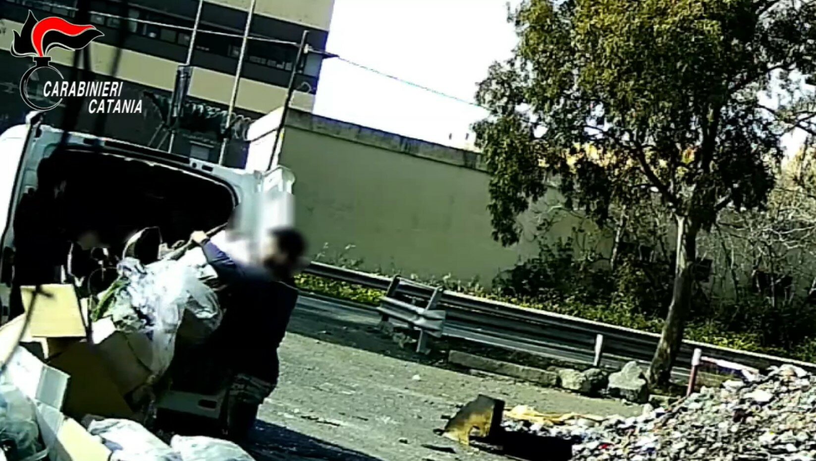 Rifiuti e fiamme alla zona industriale di Catania