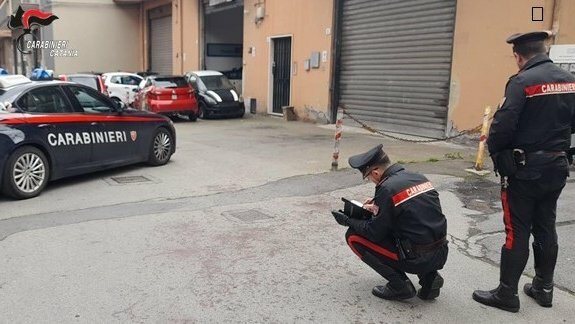 Acireale, 5 coltellate al nuovo compagno della ex