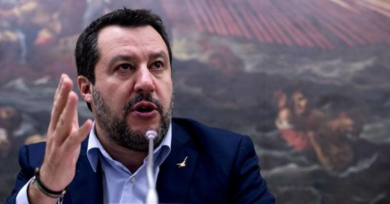 Salvini a Lampedusa: fischi e urla