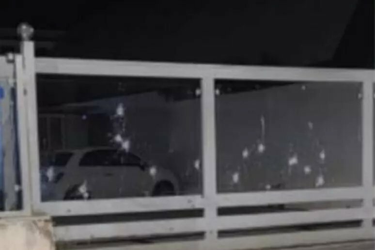 Palermo, 30 colpi di kalashnikov contro una rimessa d'auto