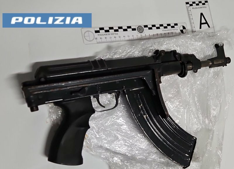 Arsenale a Zia Lisa, c'&egrave; pure un kalashnikov