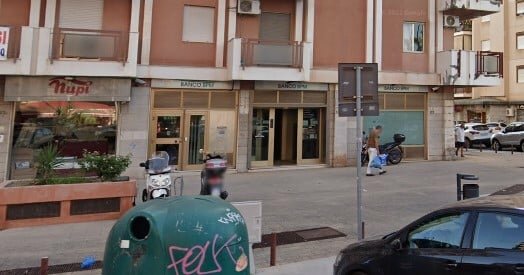 Rapina da film: buco sul tetto e clienti in ostaggio