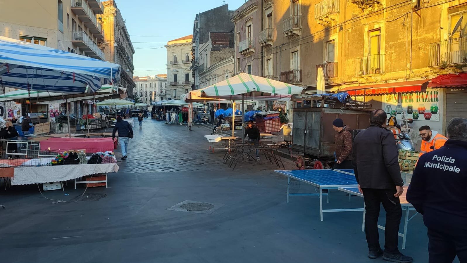 All'alba i vigili alla fiera: e i catanesi si congratulano