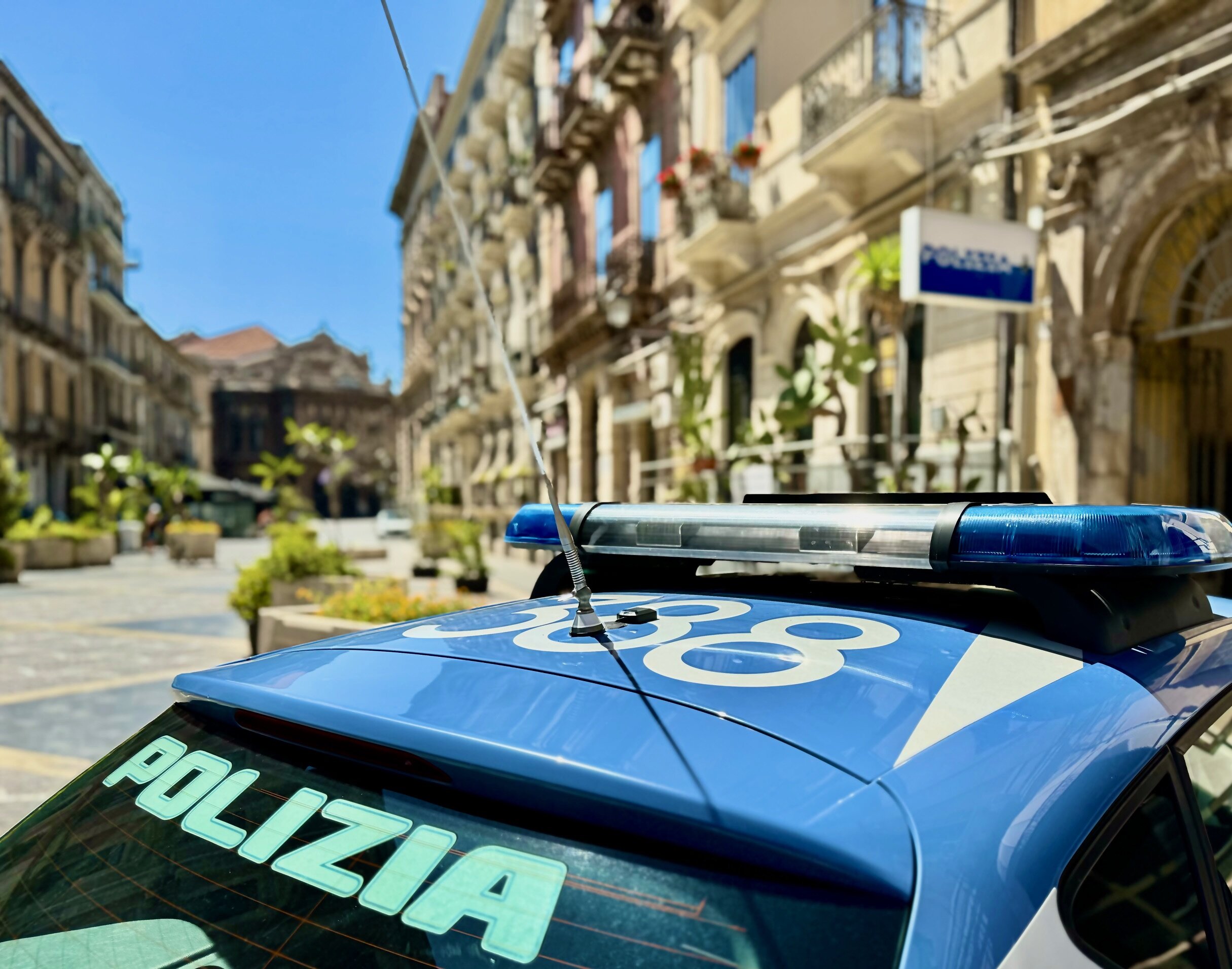 Evade per comprare le sigarette e il padre cerca di coprirlo