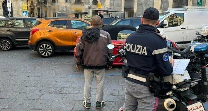 A Catania pizzo sui morti: scovati 20 posteggiatori A Catania pizzo sui morti: scovati 20 posteggiatori