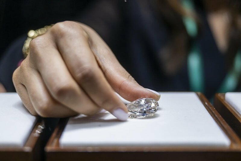 Rubano in gioielleria e ripartono per la crociera