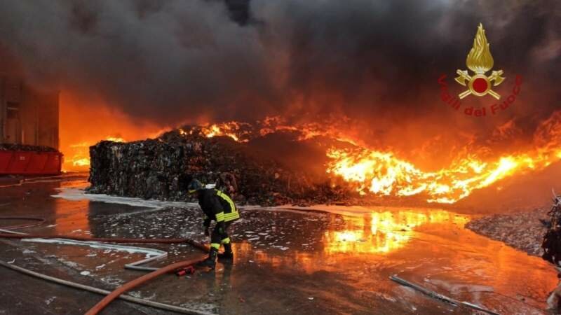 Fiamme all'Ecomac di Augusta