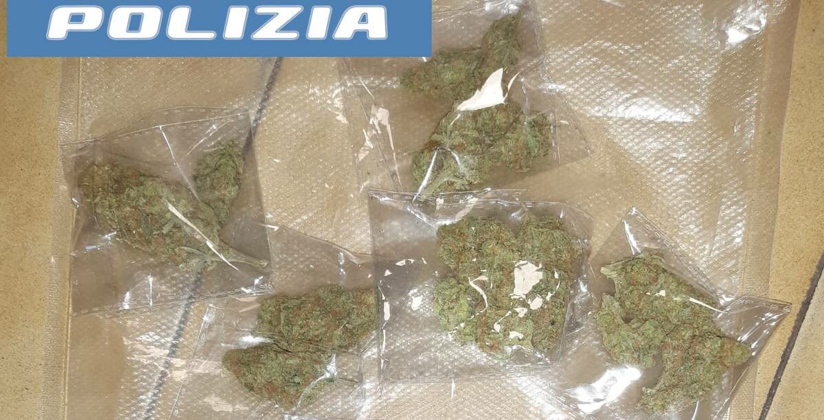 Catania: sperona volante, poi calci agli agenti