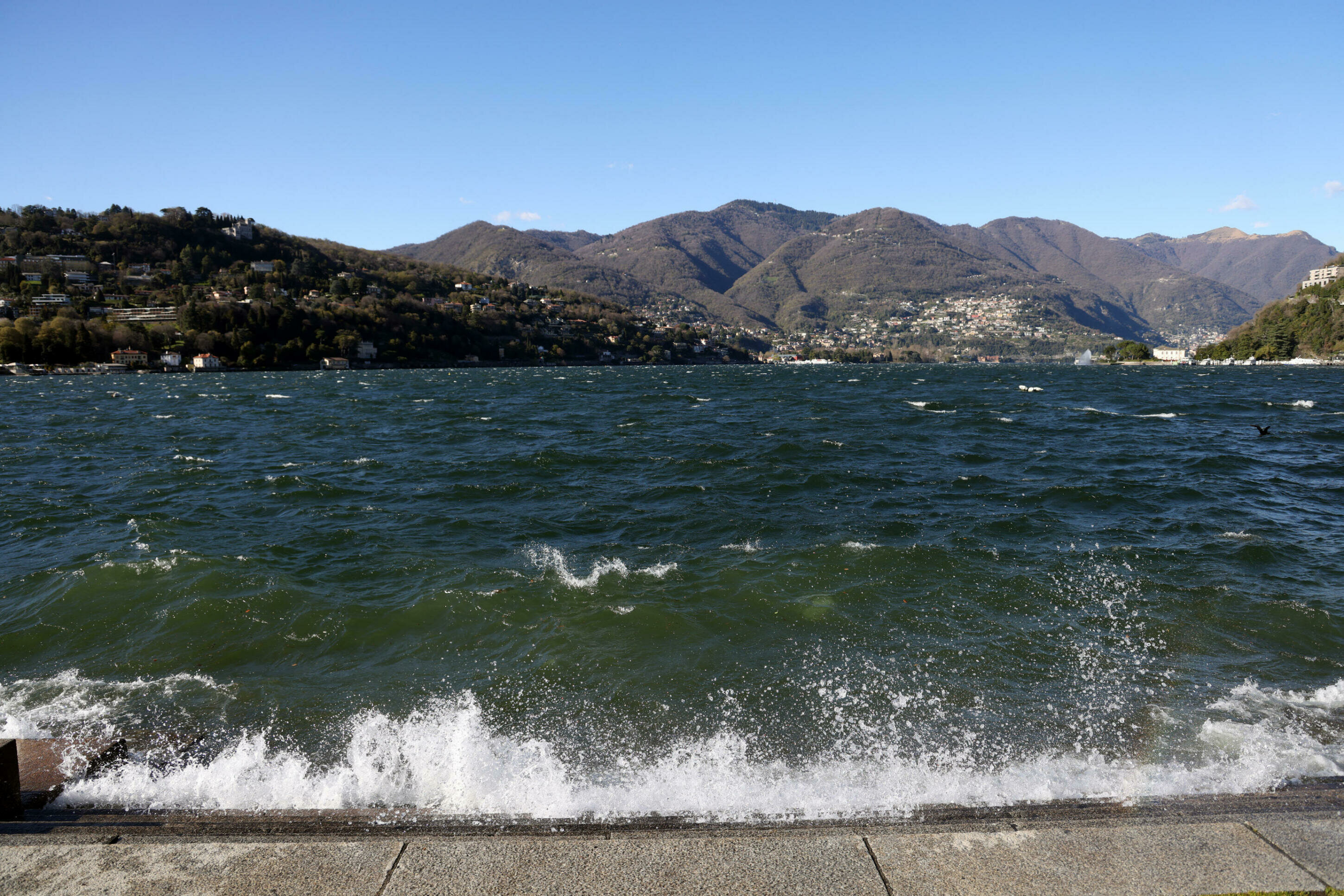Bimba di 10 anni si tuffa nel lago e scompare