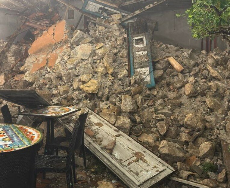 Crolla una casa in centro storico, paura a Taormina Crolla una casa in centro storico, paura a Taormina