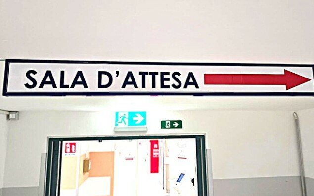 Le ruba 1.100 euro nella sala d'aspetto dell'ospedale