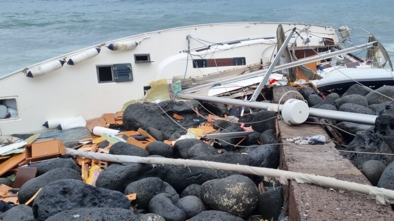 Barca a vela con migranti incagliata tra gli scogli