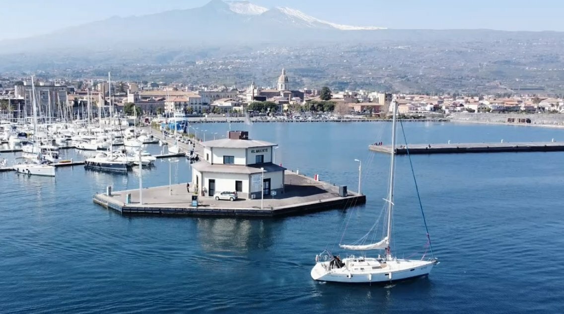 riposto-porticciolo-e-vista-etna-.jpg