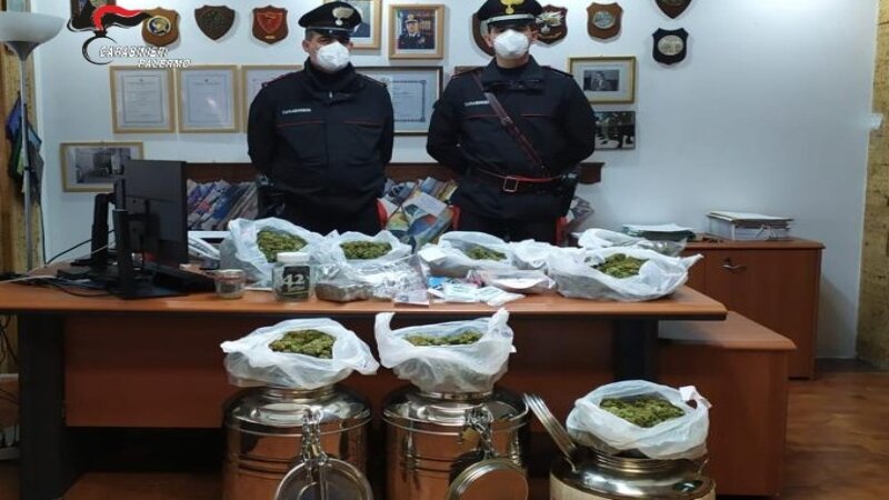 In casa con 5 chili di droga