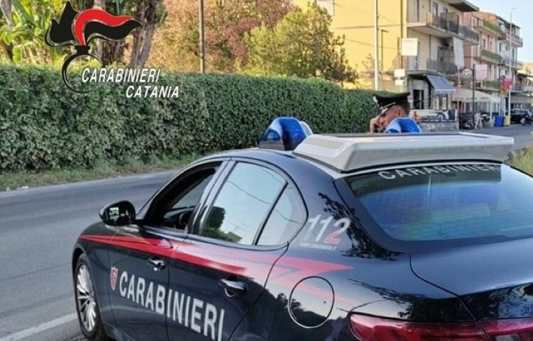 Non si fermano all'alt: fuga sfrenata a Catania
