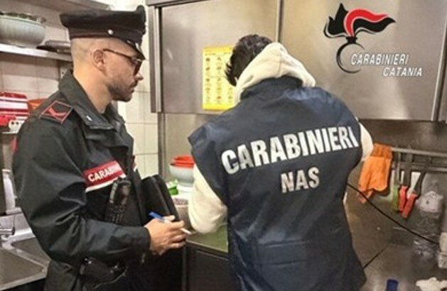 Nel ristorante etneo chili di cibo da buttare