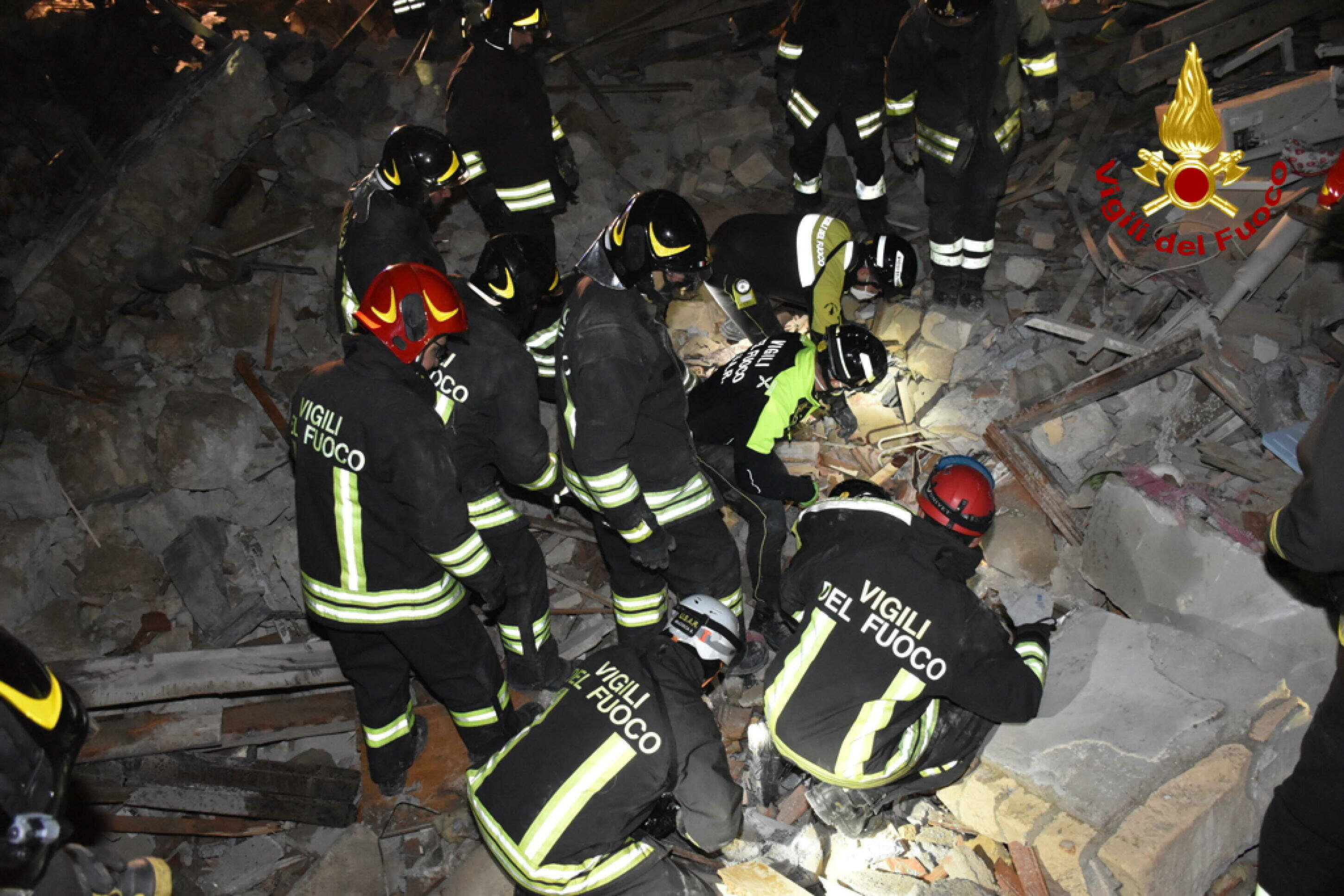 Selene e la sua famiglia tra le macerie. "Intervento su gas 5 giorni prima"