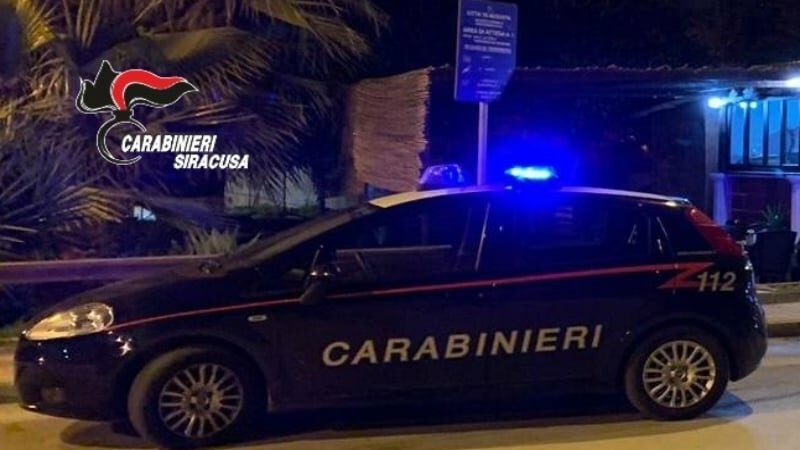L'affiancano e gli sparano: ferito nel Siracusano