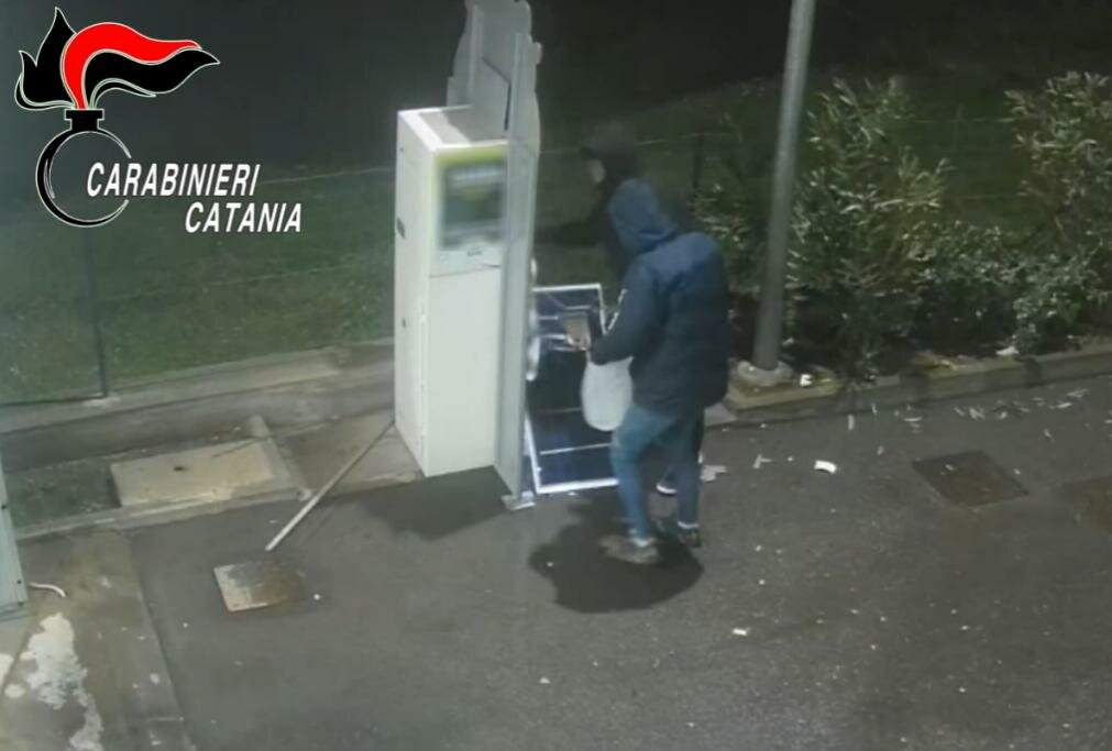 Assalti con l'esplosivo a distributori di sigarette e bancomat: 3 arresti