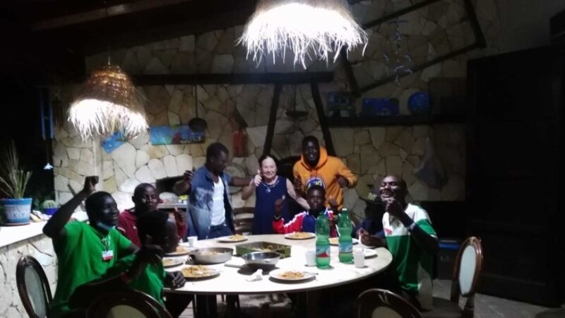 Migranti affamati: pompiere offre spaghettata