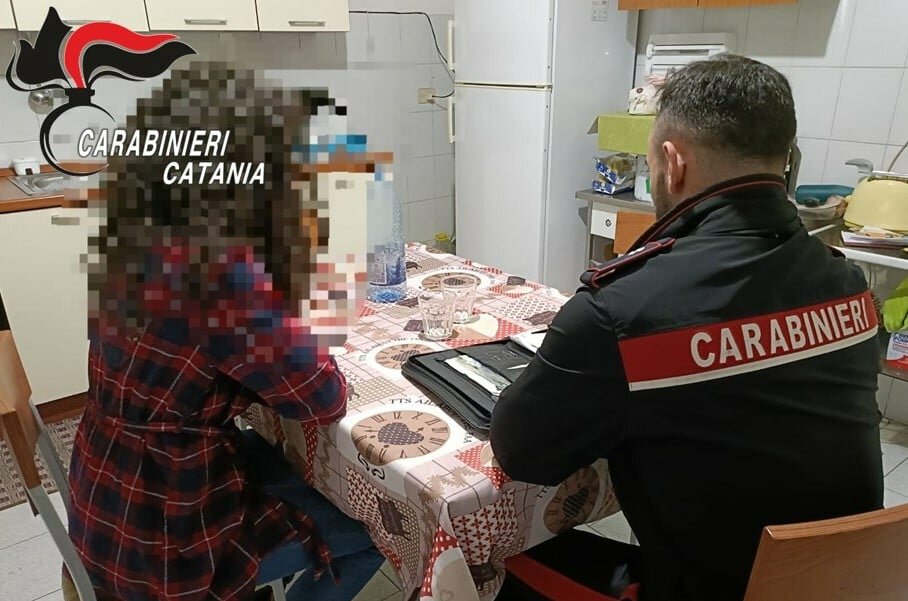 Minaccia di morte madre e sorella, arrestato