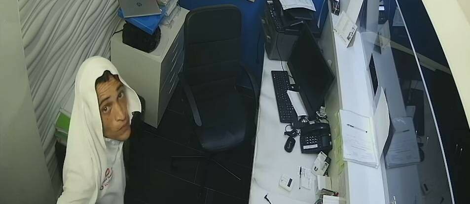 Sette furti in 4 giorni, poi morsi ai carabinieri