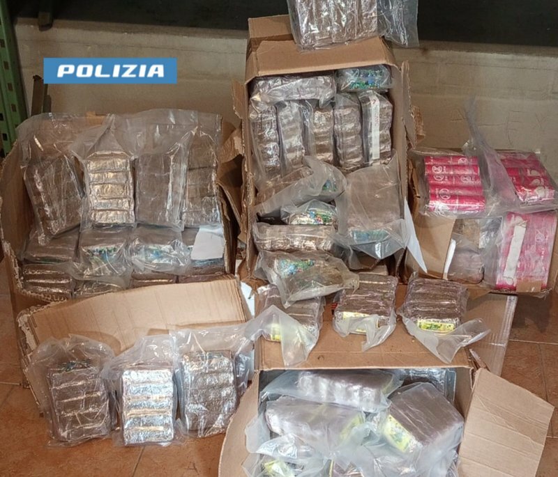Auto imbottita di hashish: preso corriere napoletano Auto imbottita di hashish: preso corriere napoletano