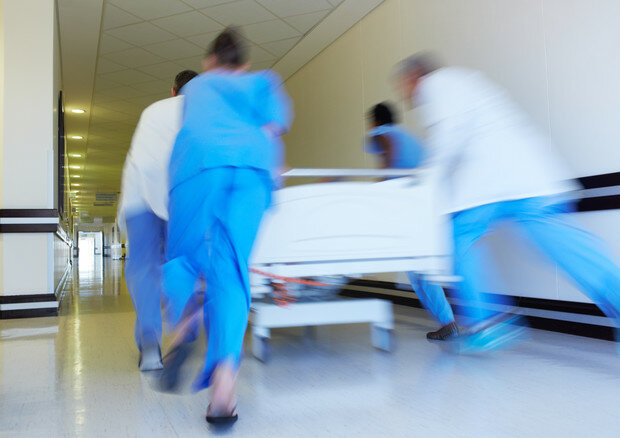 Aggredisce i medici e ingoia una lametta Aggredisce i medici e ingoia una lametta