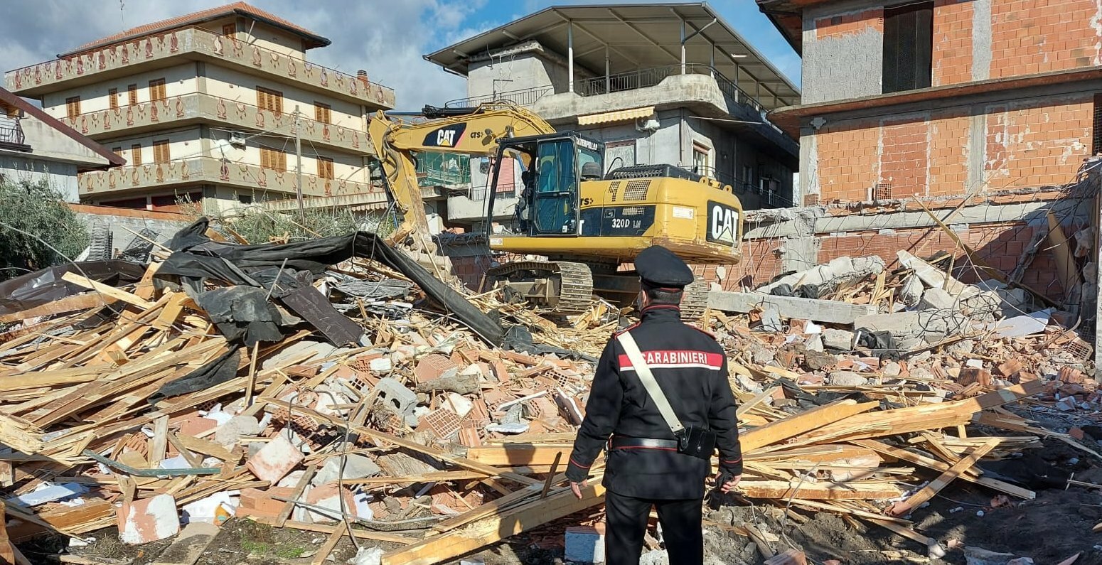 Edifici abusivi abbattuti a Maniace e Adrano