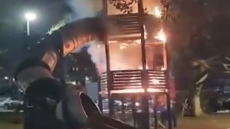 A fuoco gioco nel parco Falcone