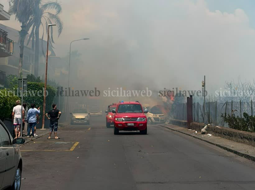 Fiamme da paura a San Giovanni La Punta Fiamme da paura a San Giovanni La Punta