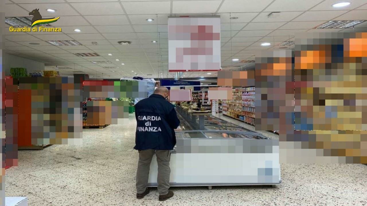 La truffa dei supermercati: sequestro da 1,4 mln