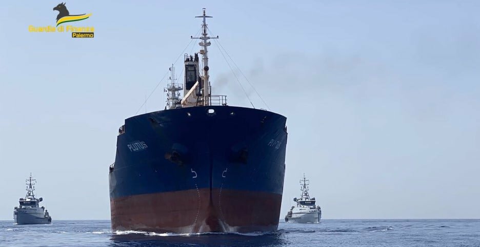A bordo 5.000 kg di coca: stop alla fuga della nave