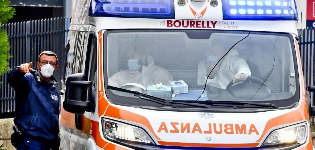 Investito e ucciso mentre attraversa la strada