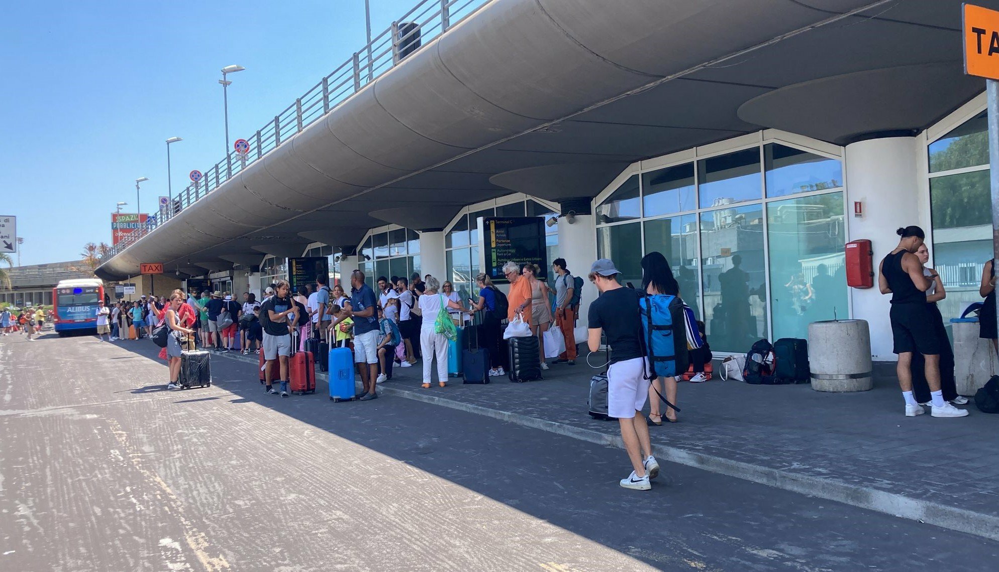 Emergenza Etna, aeroporto chiuso fino alle 20