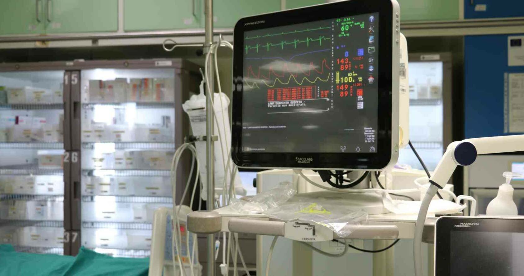 Folgorata mentre lava il pavimento