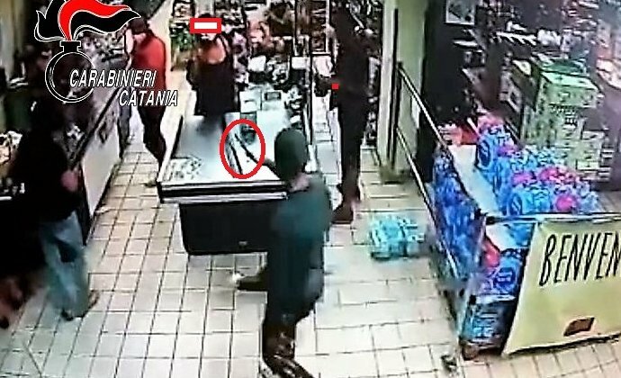 Rapina supermercato, ventenne arrestato