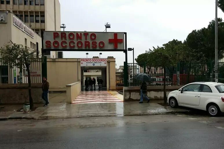 Colpisce infermiera e operatore: arrestato