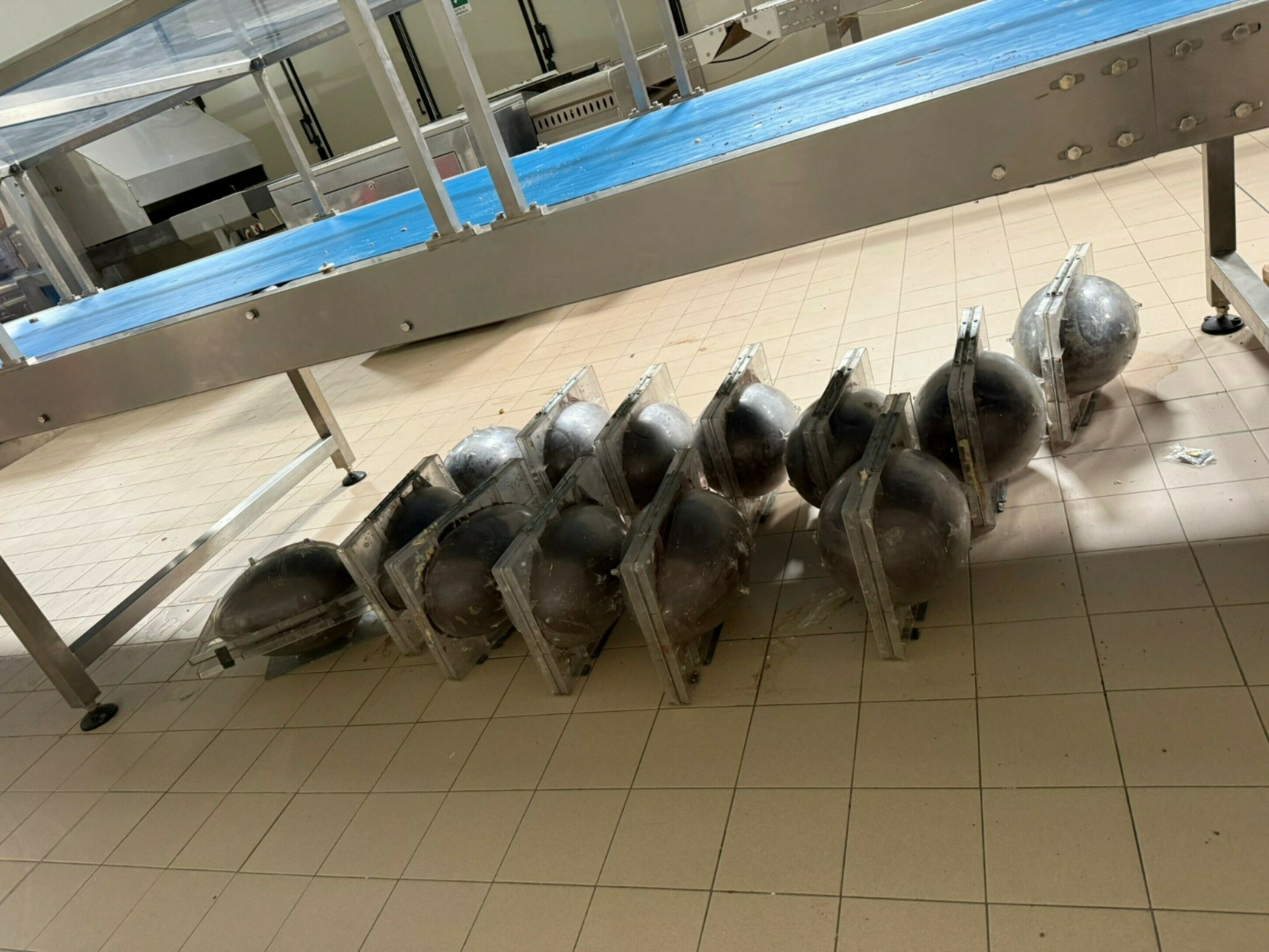 Nella fabbrica di cioccolato uova di Pasqua con i vermi