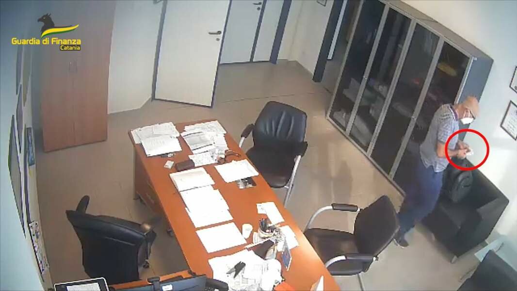 Catania, primario riceve mazzetta