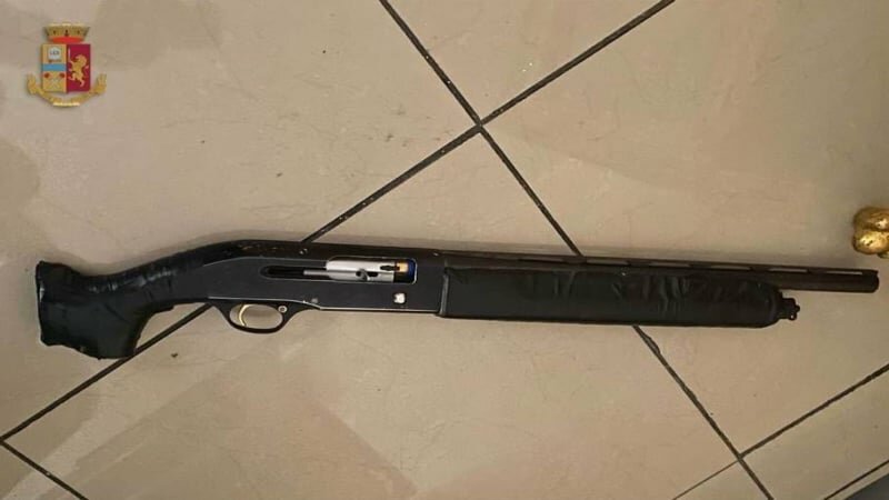 Punta fucile ai poliziotti ma viene immobilizzato
